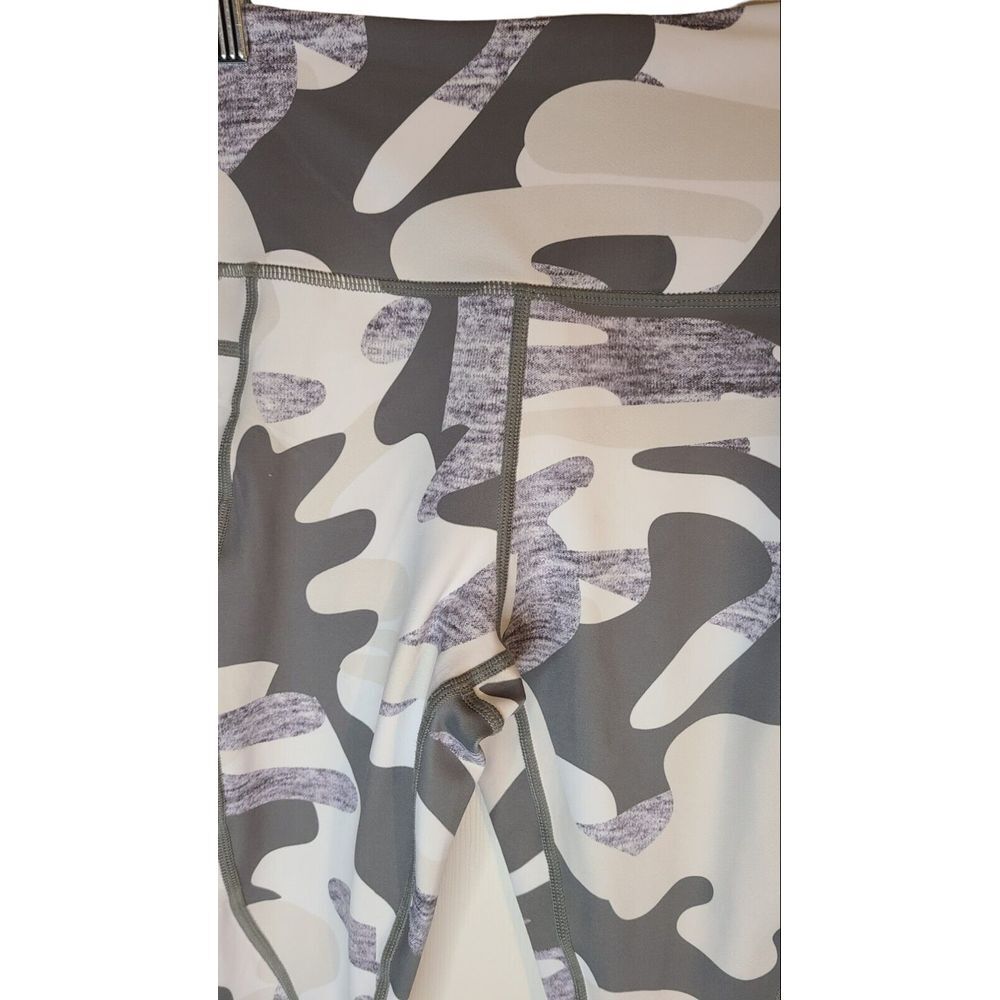 Zyia Active leggings size 4 Womens Athletic Camo Workout capri